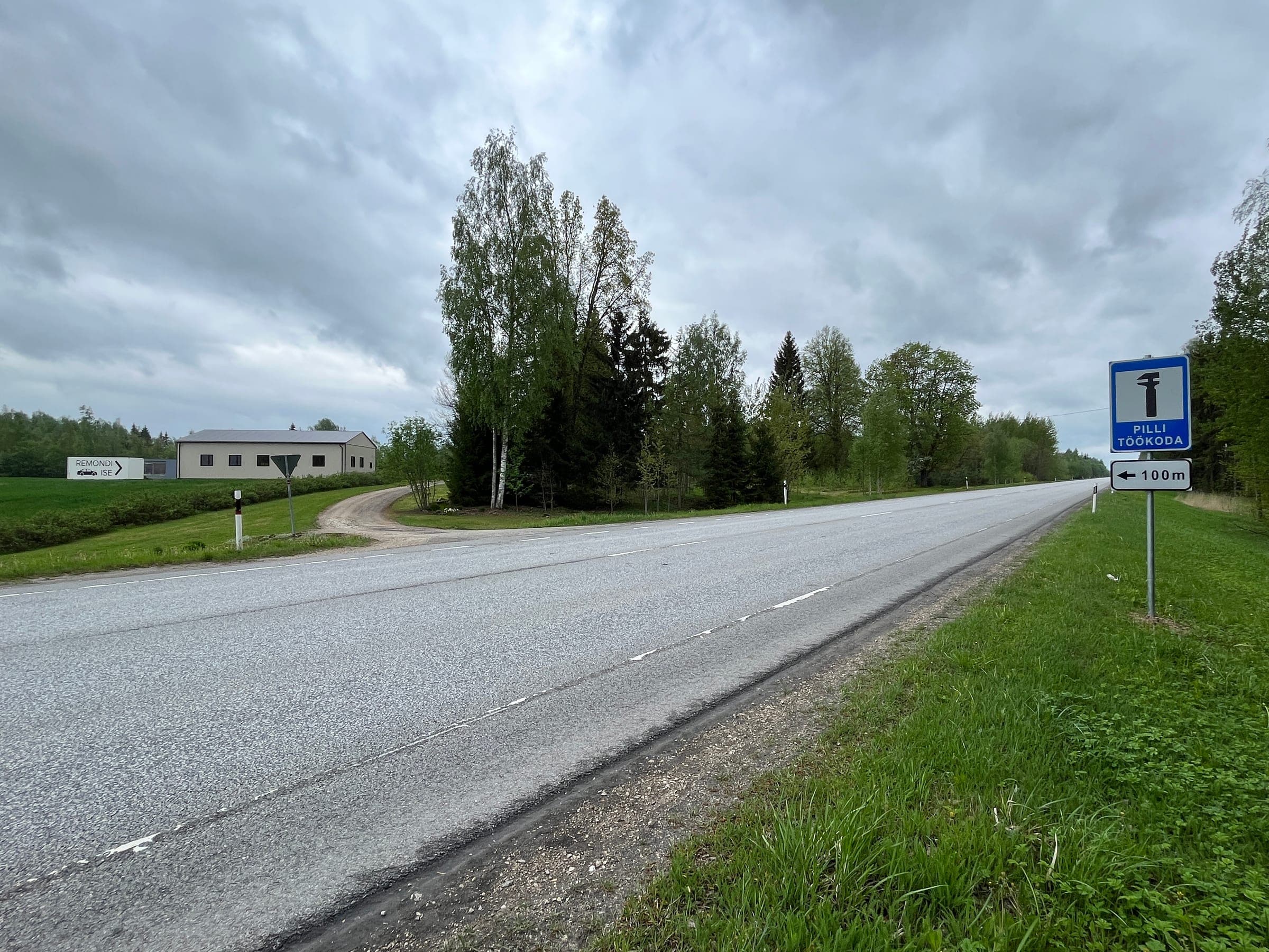 Pilli töökoja teeviit ja hoone Valga–Tartu maantee ääres